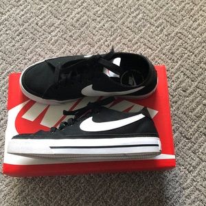 🆕 Nike Court Legacy, size 6